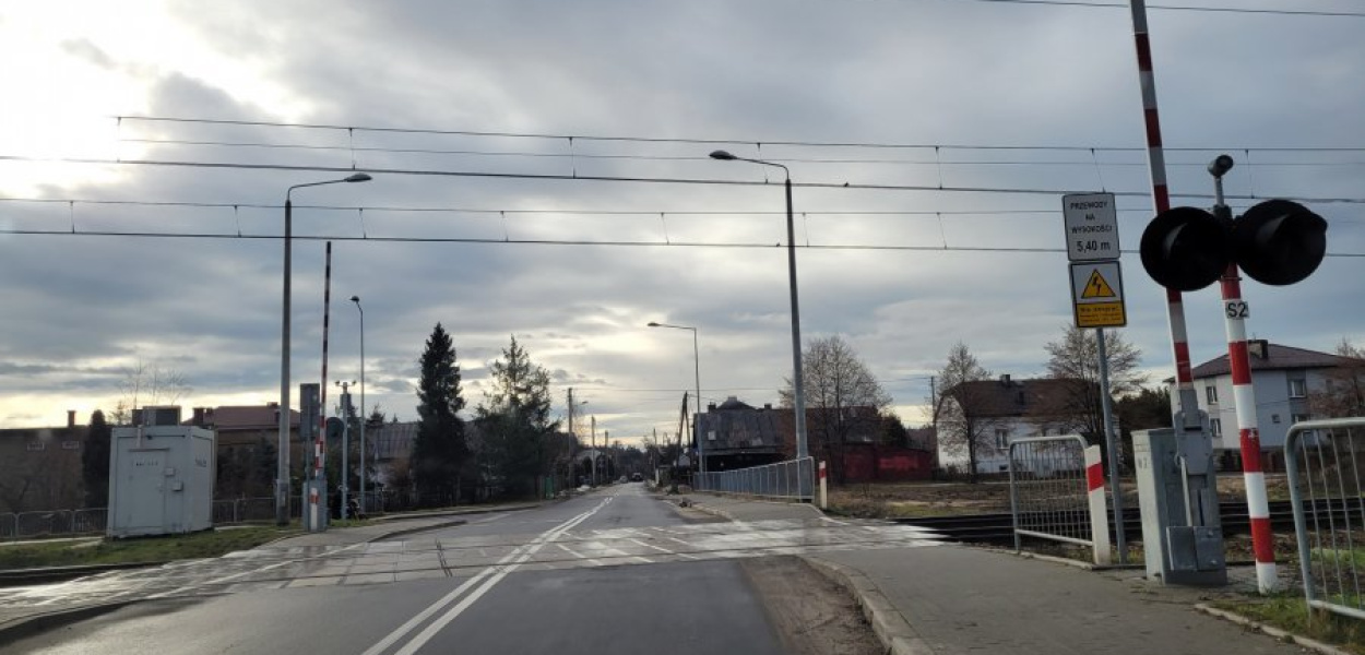 Młoszowa. Przejazd kolejowy przez ul. Szembeka (ostatni taki na trasie E30)