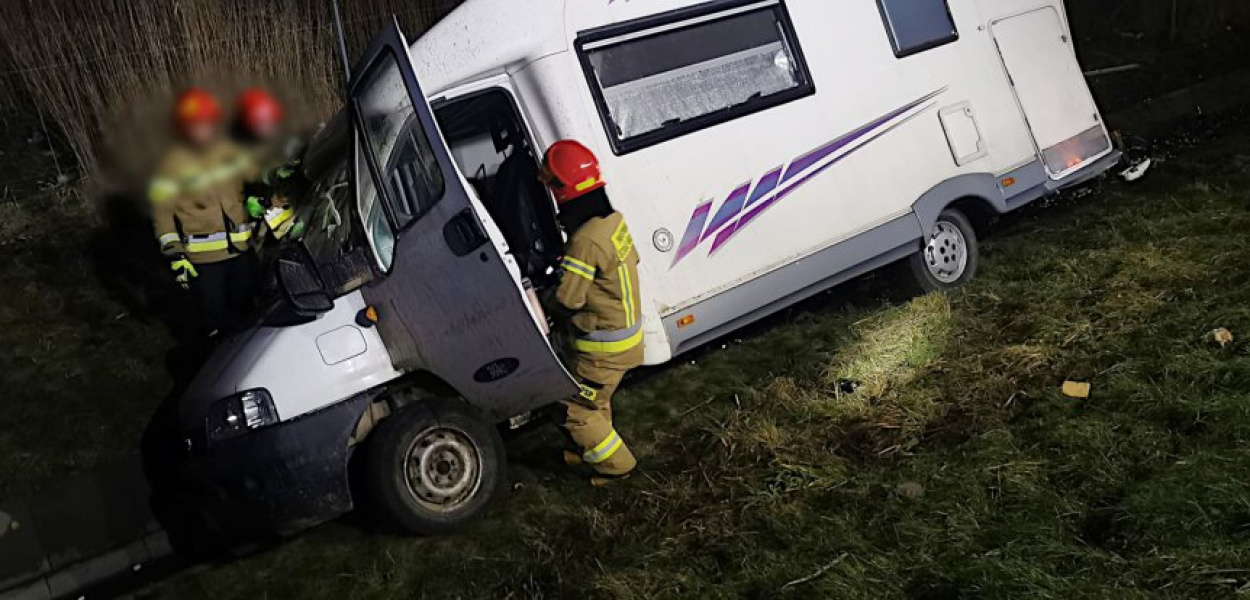 Kamper zjechał z pasa autostradowego w rejonie Grojca. FOT. OSP GROJEC