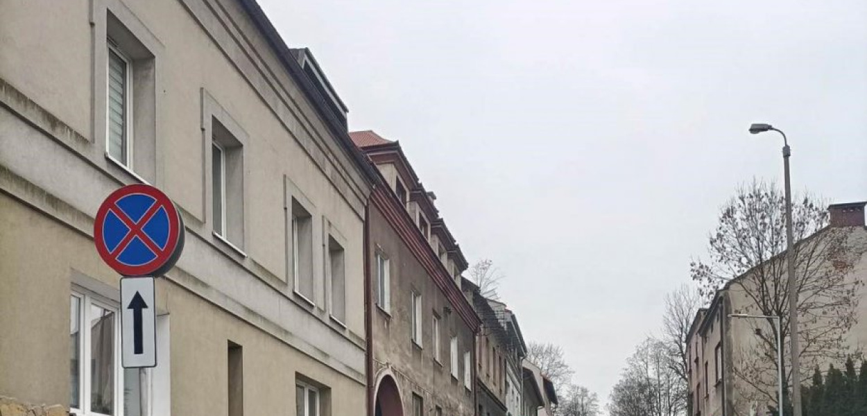 Ul. Śląska w Chrzanowie z zakazem parkowania. Zdjęcie przesłane przez Czytelnika 