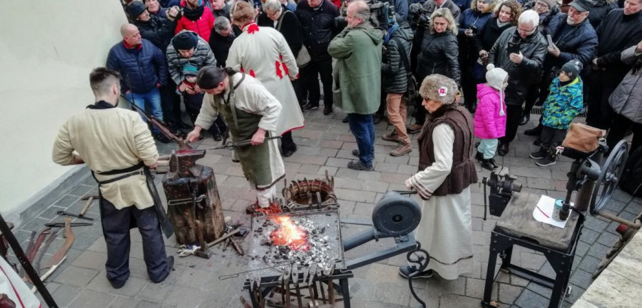 Podczas kucia kos w klasztorze w Czernej. FOT. Łukasz Dulowski