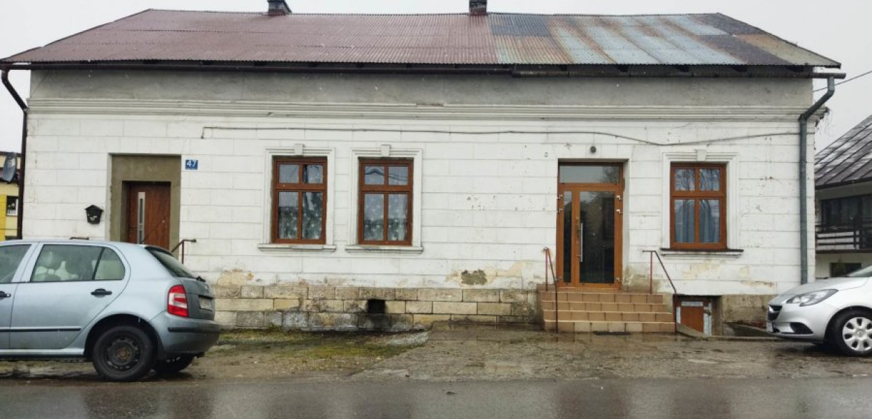 Izba pamięci Józefa Patelskiego zajmuje część budynku w Kwaczale (na zdjęciu wejście po prawej)