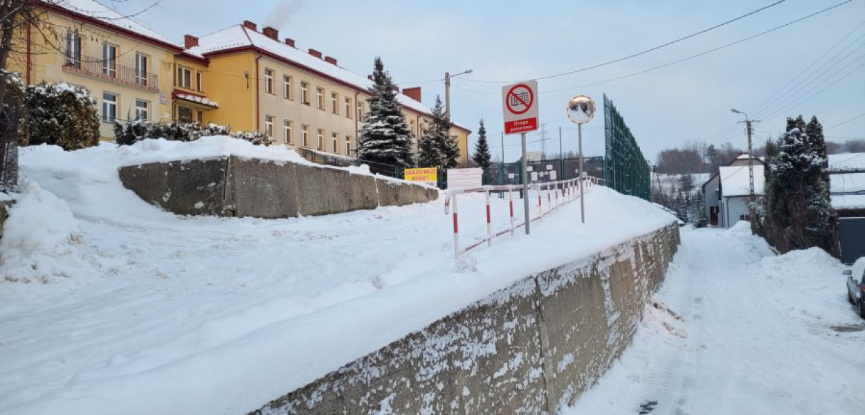 Boisko przy szkole w Psarach pokrył śnieg. Czy do wiosny znajdzie się rozwiązanie pozwalające młodzieży korzystać z niego w sposób nieograniczony, a sąsiadowi ograniczyć hałas? 