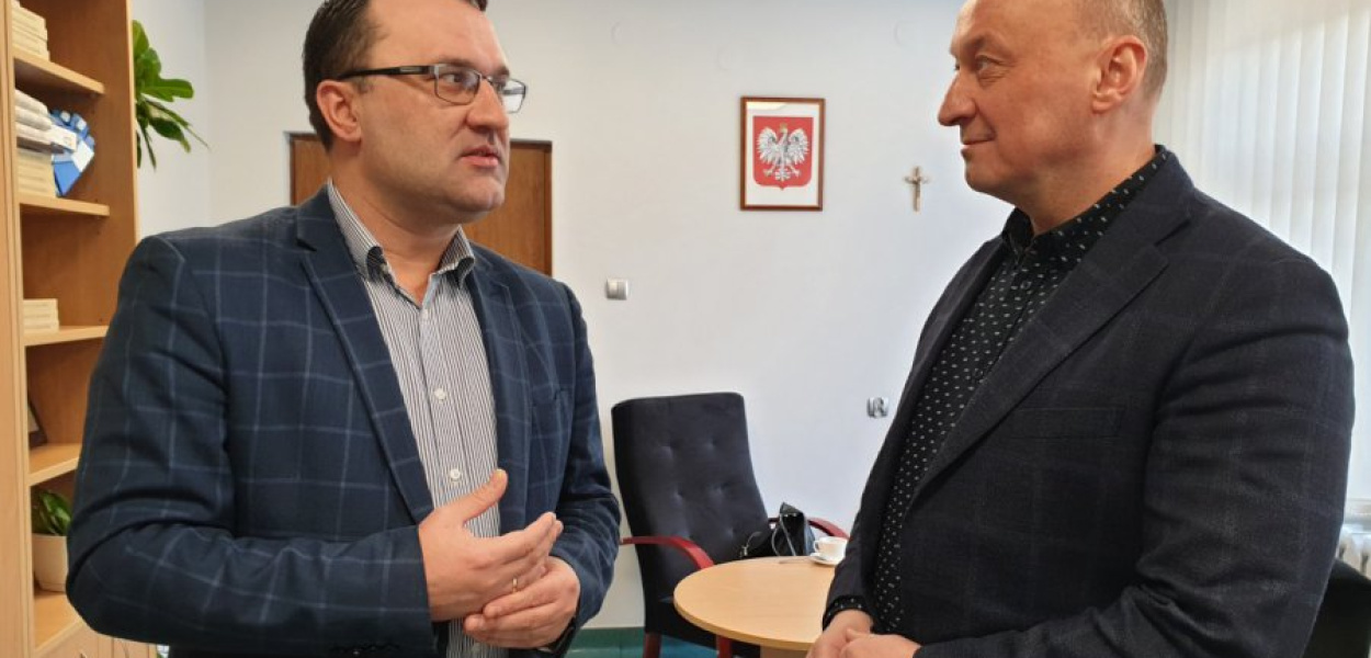 Starosta krakowski Wojciech Pałka odbiera podziękowania za pomoc od Artura Baranowskiego, dyrektora chrzanowskiego szpitala 