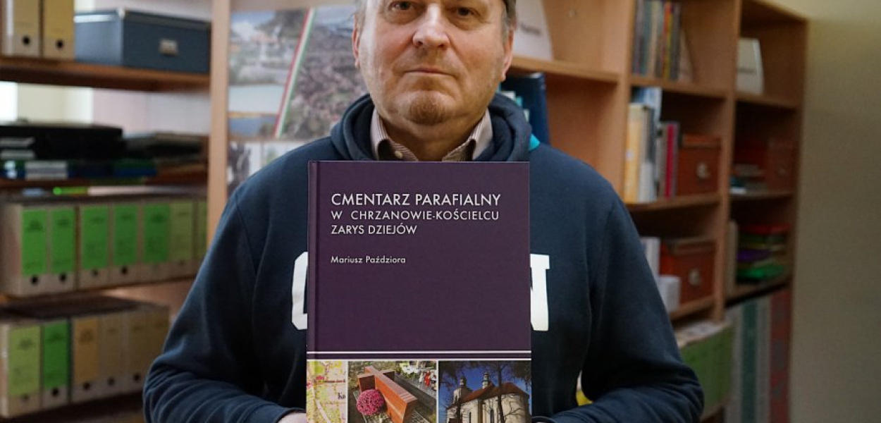 Mariusz Paździora prezentują swoją najnowsza książkę „Cmentarz parafialny w Chrzanowie-Kościelcu. Zarys dziejów&quot;