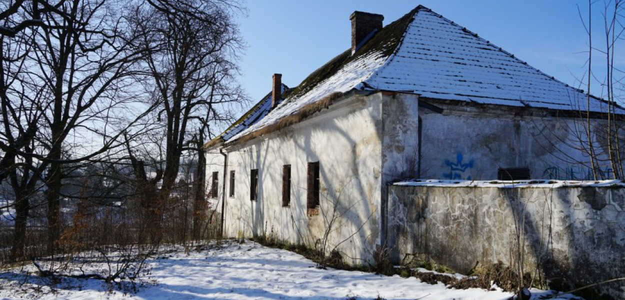 Zrujnowana kordegarda przy wjeździe do zespołu pałacowo-parkowego w Porębie Żegoty