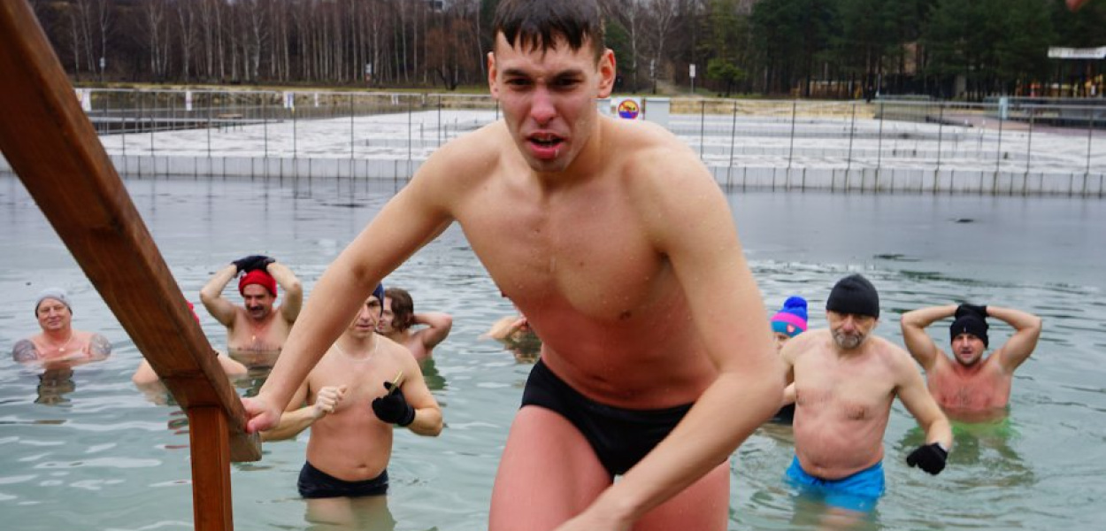 Mistrz świata Marcin Szarpak morsował w trzebińskim Balatonie
