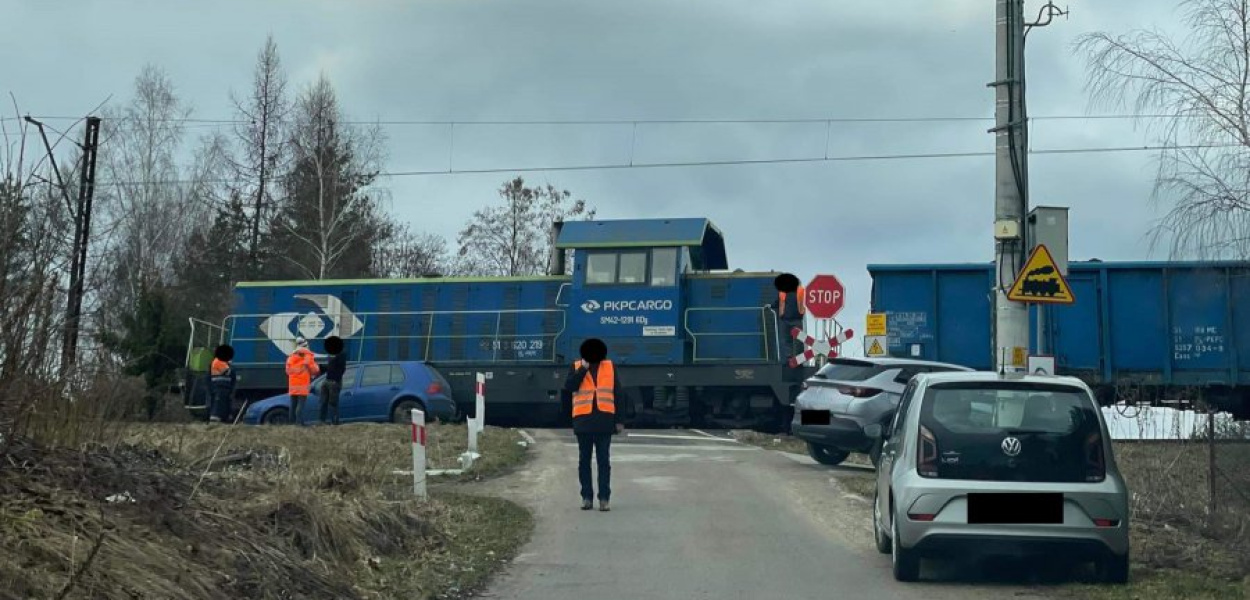 Zderzenie volkswagena z lokomotywą na Wesołej w Trzebini. Zdjęcie przysłane przez Czytelnika