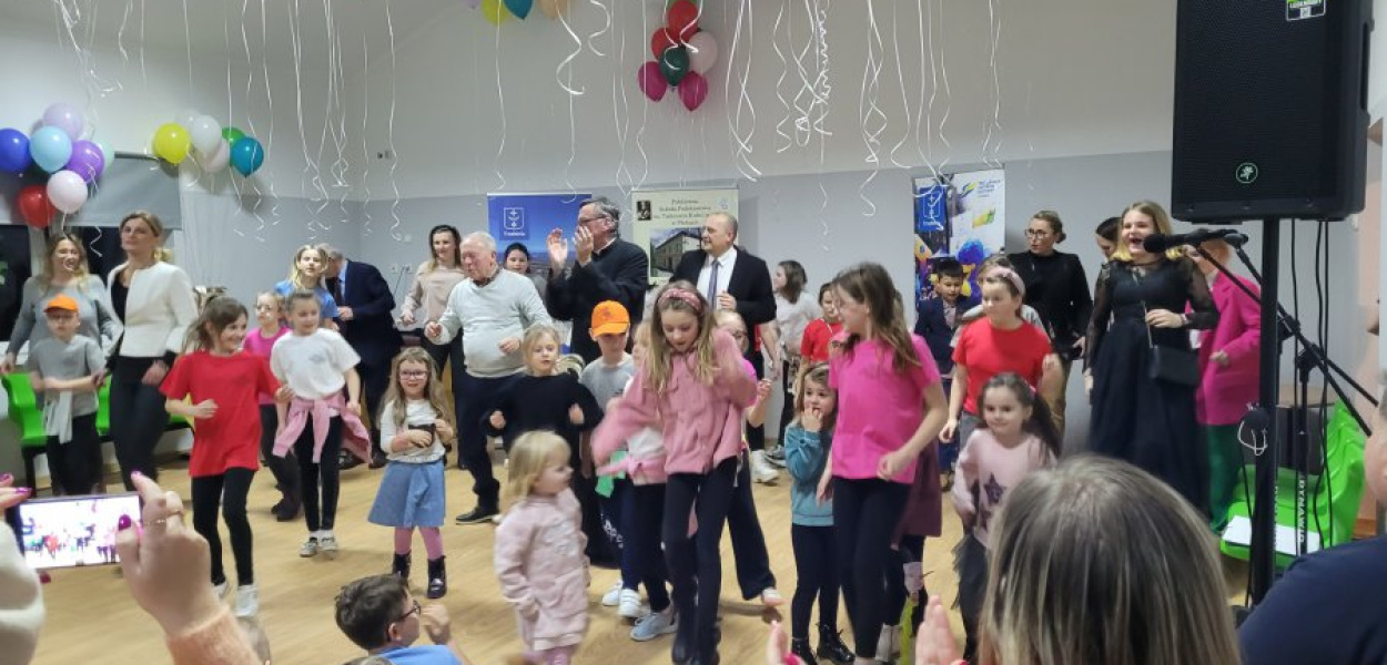 W wyremontowanej sali WDK w Płokach spotkali się twórcy sukcesu i dzieci z miejscowej szkoły