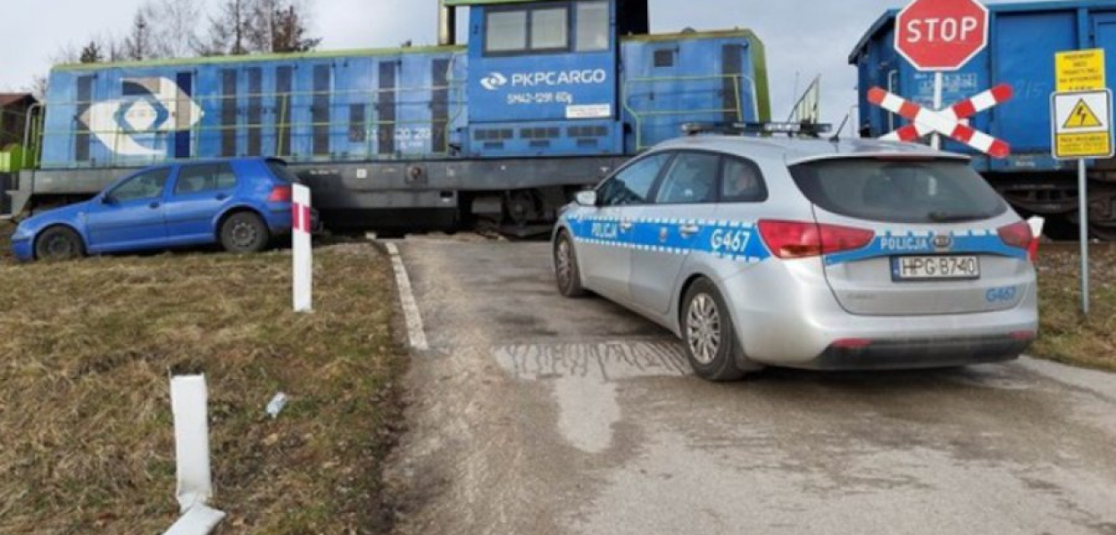 Kierowca niebieskiego volkswagena golfa uderzył w lokomotywę na przejeździe kolejowym na ul. Wesołej w Trzebini