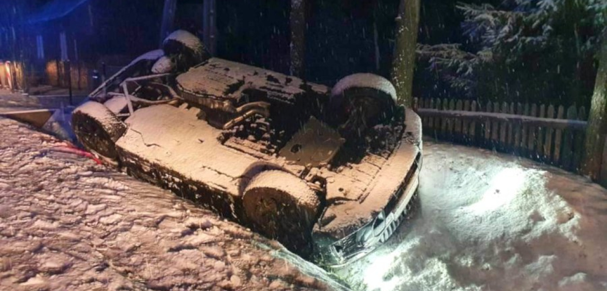 W nocy samochód dachował na drodze. FOT. OSP Tenczynek