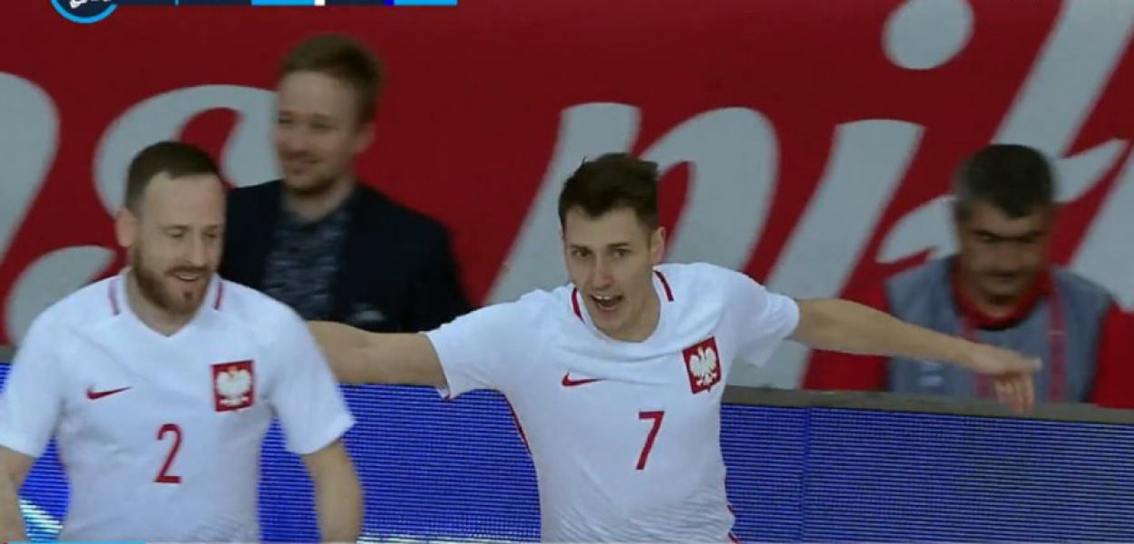 Mikołaj Zastawnik (z prawej) cieszy się po zdobyciu pierwszego gola. Fot. screen z meczu transmitowanego na TVP Sport