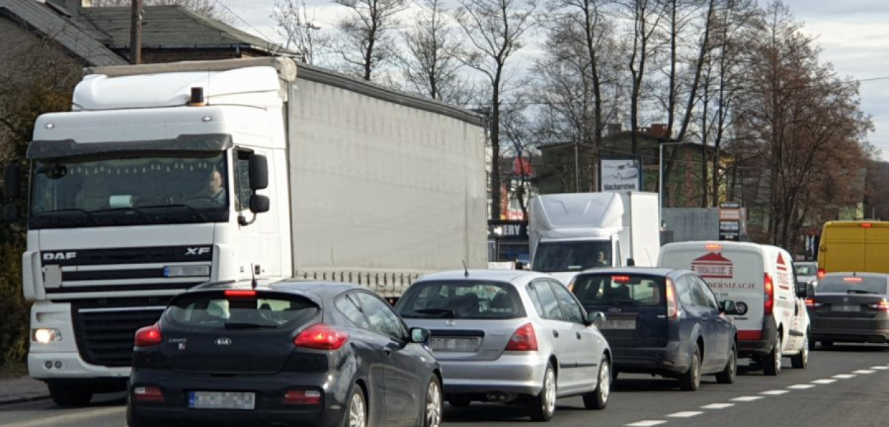 Na ul. Długiej w Trzebini samochody stoją w korku