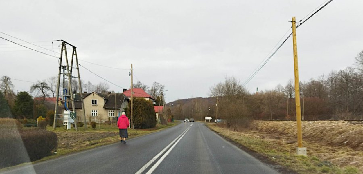 Aktualnie na Prusa w Alwerni nie ma chodników. Piesi muszą chodzić wąskim poboczem