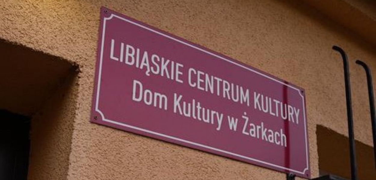 Dom Kultury w Żarkach mieści się przy ul. Klubowej 6