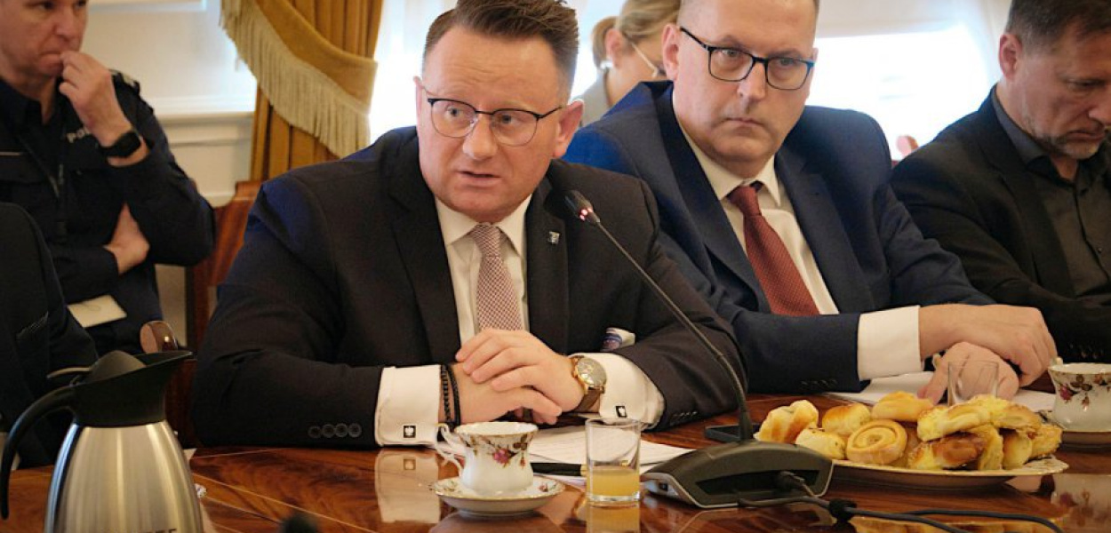 W piątkowym posiedzeniu Wojewódzkiego Zespołu Zarządzania Kryzysowego w sprawie zapadlisk uczestniczyli również burmistrzowie Trzebini: Jarosław Okoczuk i Tomasz Żołądź. FOT. Małopolski Urząd Wojewódzki w Krakowie