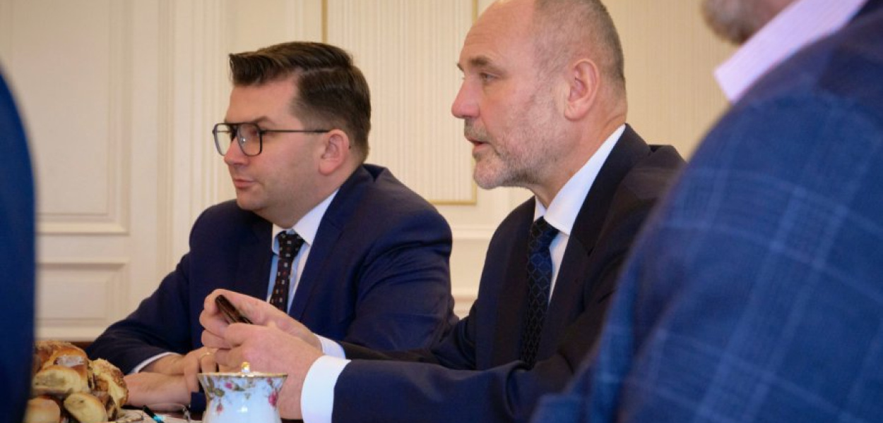 Wojewoda Łukasz Kmita i wiceminister Piotr Dziadzio na posiedzeniu sztabu kryzysowego w Krakowie Fot. MUW Kraków