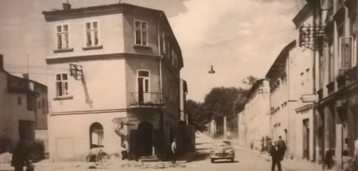 Bar Myśliwski Bolesława Ruska przy Małym Rynku w Chrzanowie. Ta narożna kamienica znajdowała się w pobliżu dzisiejszego postoju taksówek. FOT. ZE ZBIORÓW MUZEUM W CHRZANOWIE