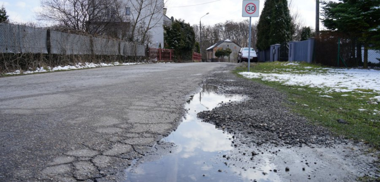 Asfalt na Zbożowej w Chrzanowie jest w złym stanie