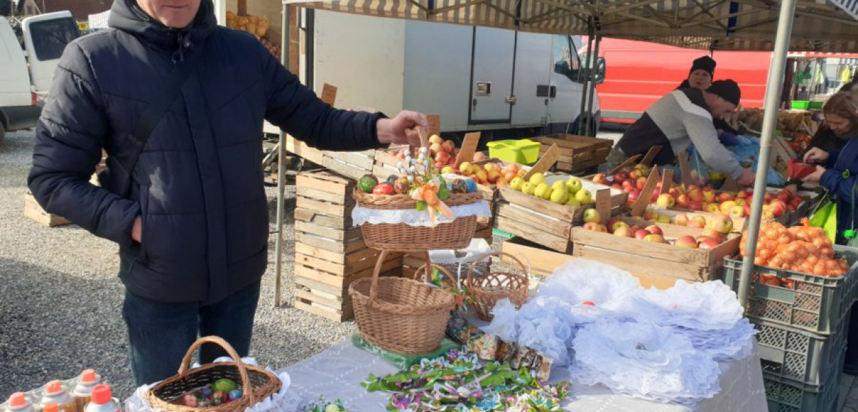 Roman Fedkow z Ukrainy sprzedaje na targu w Krzeszowicach wielkanocne koszyki, malowane jajka i stroiki
