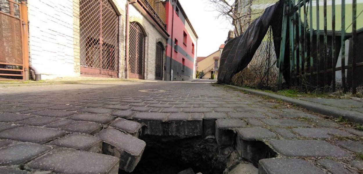 Zapadła się nawierzchnia z kostki brukowej na ul. Norwida w Trzebini, w sąsiedztwie Rynku