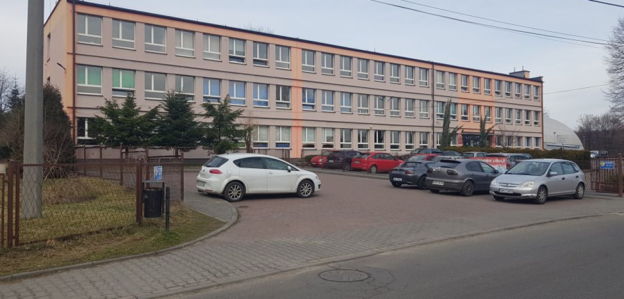 Szkoła i parking w Żarkach. W tej okolicy powinien powstać przystanek autobusowy 