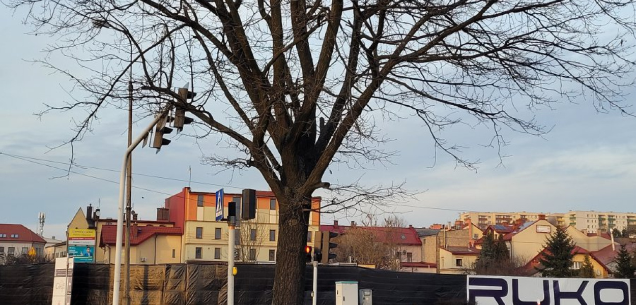 Plac budowy w Trzebini na roku Krakowskiej i Ochronkowej ogrodzony