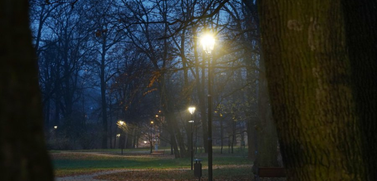 Park w chrzanowskim Kościelcu wieczorową porą