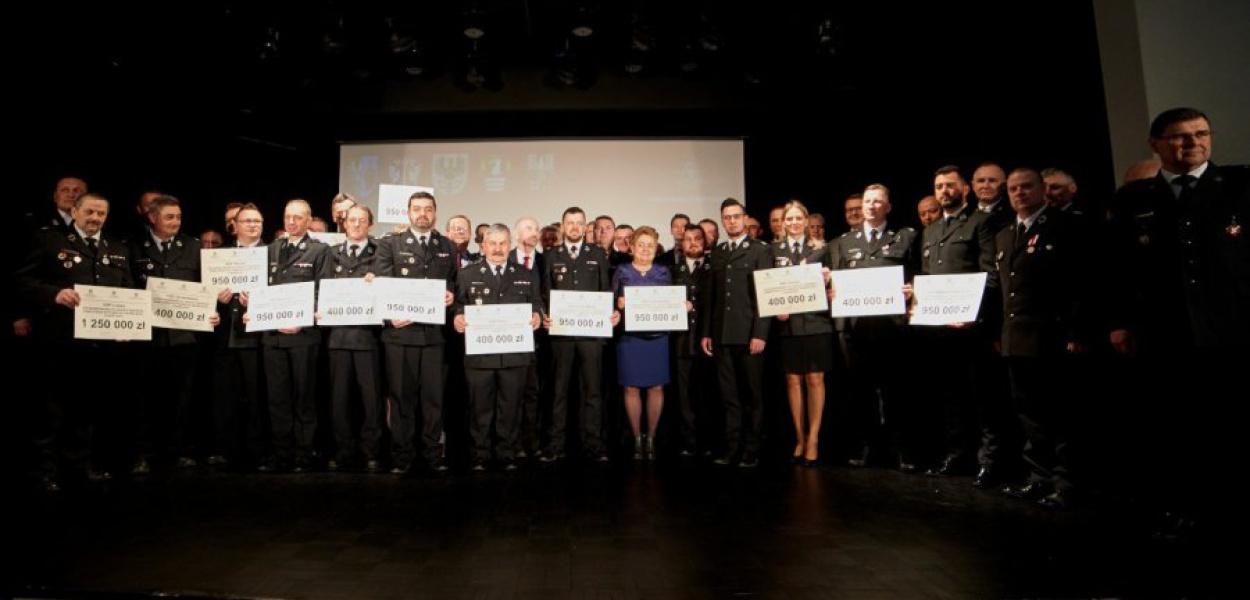 15 jednostek strażackich z województwa otrzymało z rąk wicewojewody Mateusza Małodzińskiego promesy na nowe wozy. FOT. Małopolski Urząd Wojewódzki w Krakowie 