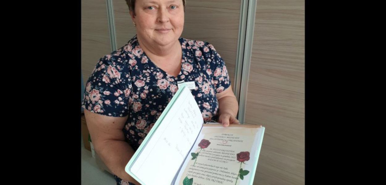 Pielęgniarka Urszula Kocot z księgą wpisów i podziękowaniami od pacjentów oddziału paliatywnego