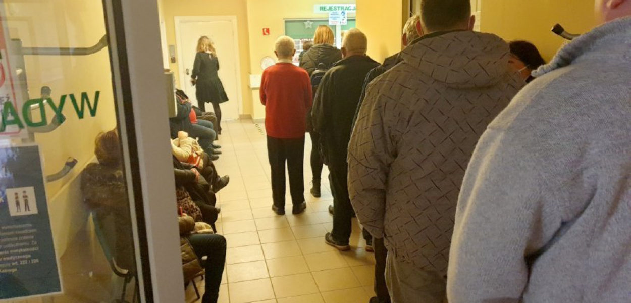 Do rejestracji w Zakładzie Diagnostyki Laboratoryjnej ustawiała się długa kolejka chętnych na badania