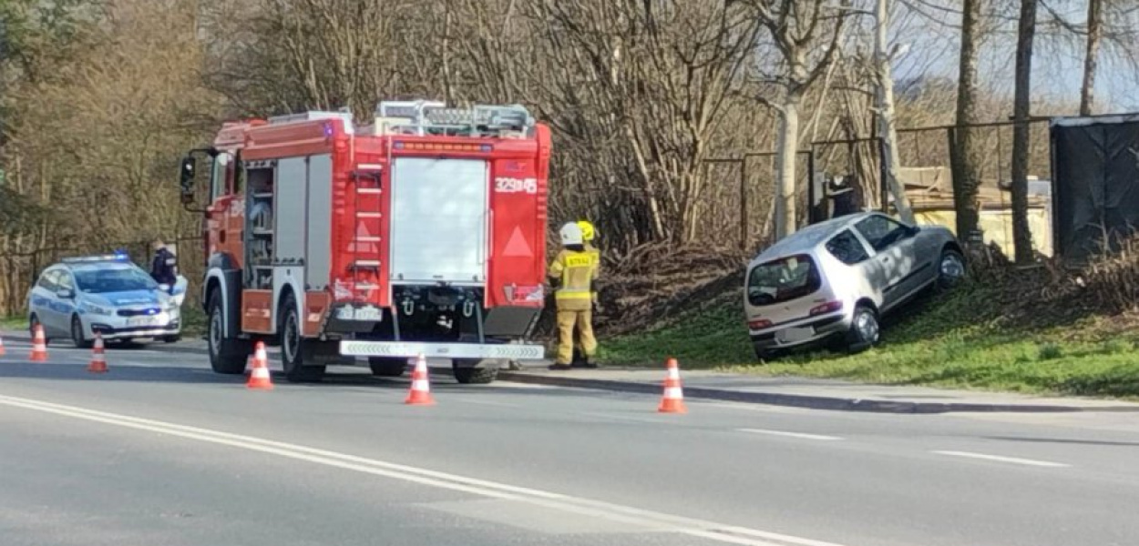 Kierująca fiatem kobieta uderzyła w drzewo. FOT. Kacper Ropka