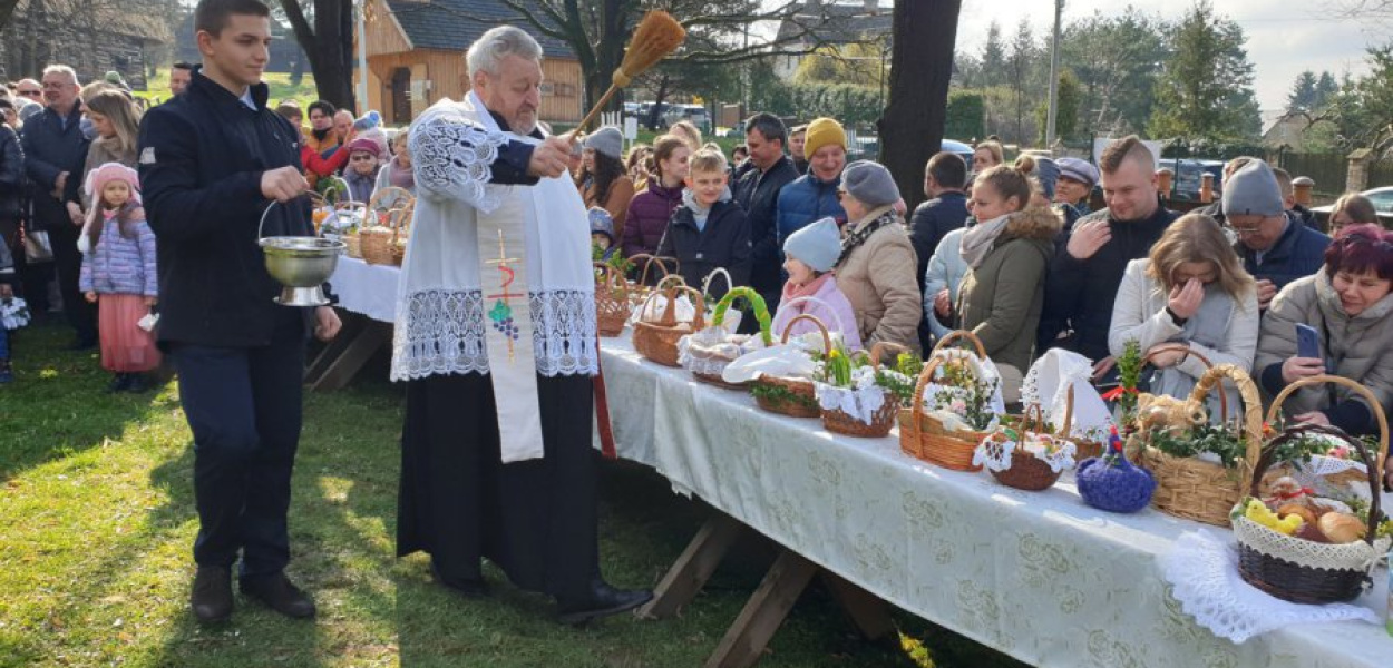 Poświęcenie pokarmów w skansenie w Wygiełzowie