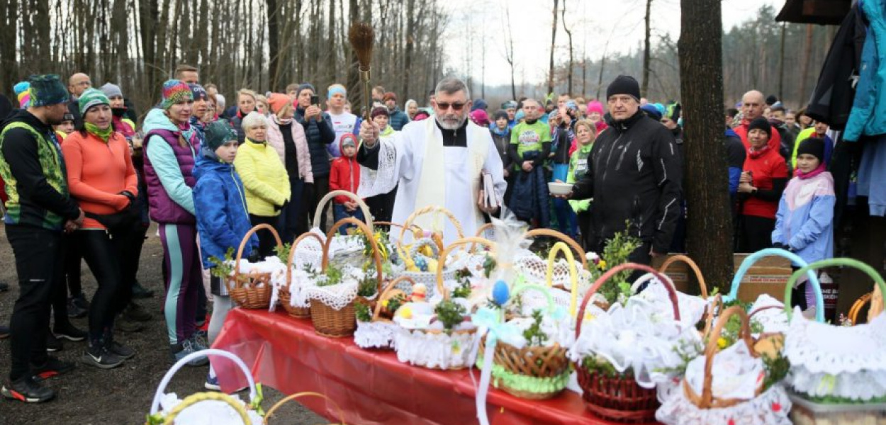 Poświęcenie pokarmów podczas sobotniego parkrunu. FOT. Sławomir Bromboszcz
