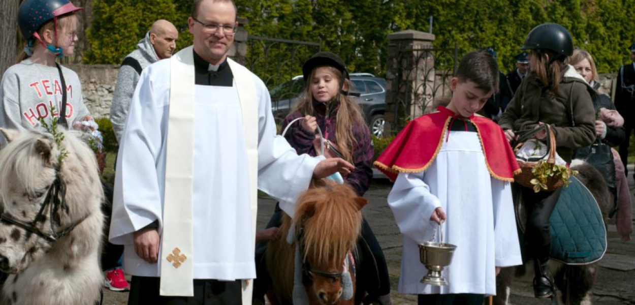 Święcenie na kucykach w Tenczynku. FOT. Fundacja z miłości do zwierząt
