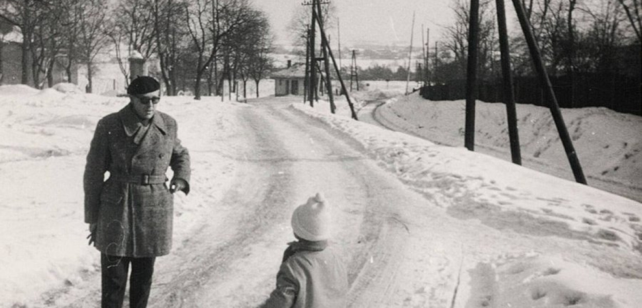 Droga wzdłuż linii kolejowej z Chrzanowa do Jaworzna w połowie lat 60 XX w. FOT. ZE ZBIORÓW JANKI FICKOWSKIEJ