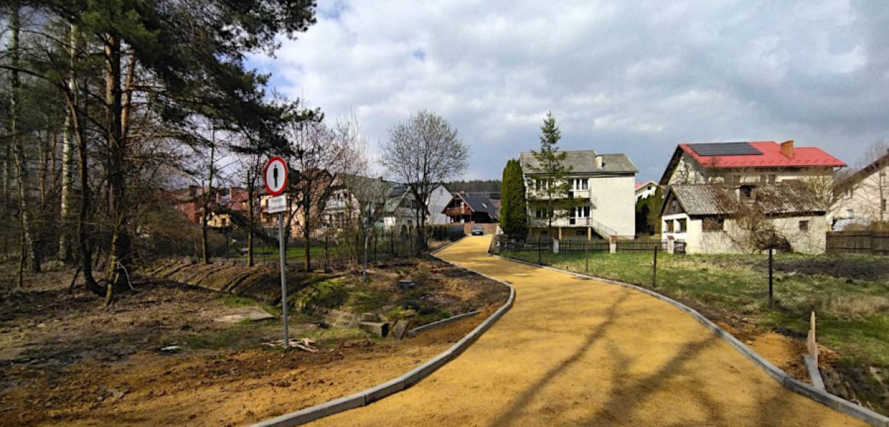 Powstający łącznik między istniejącą ścieżką rowerową a ul. Gierymskiego na osiedlu Kąty w Chrzanowie