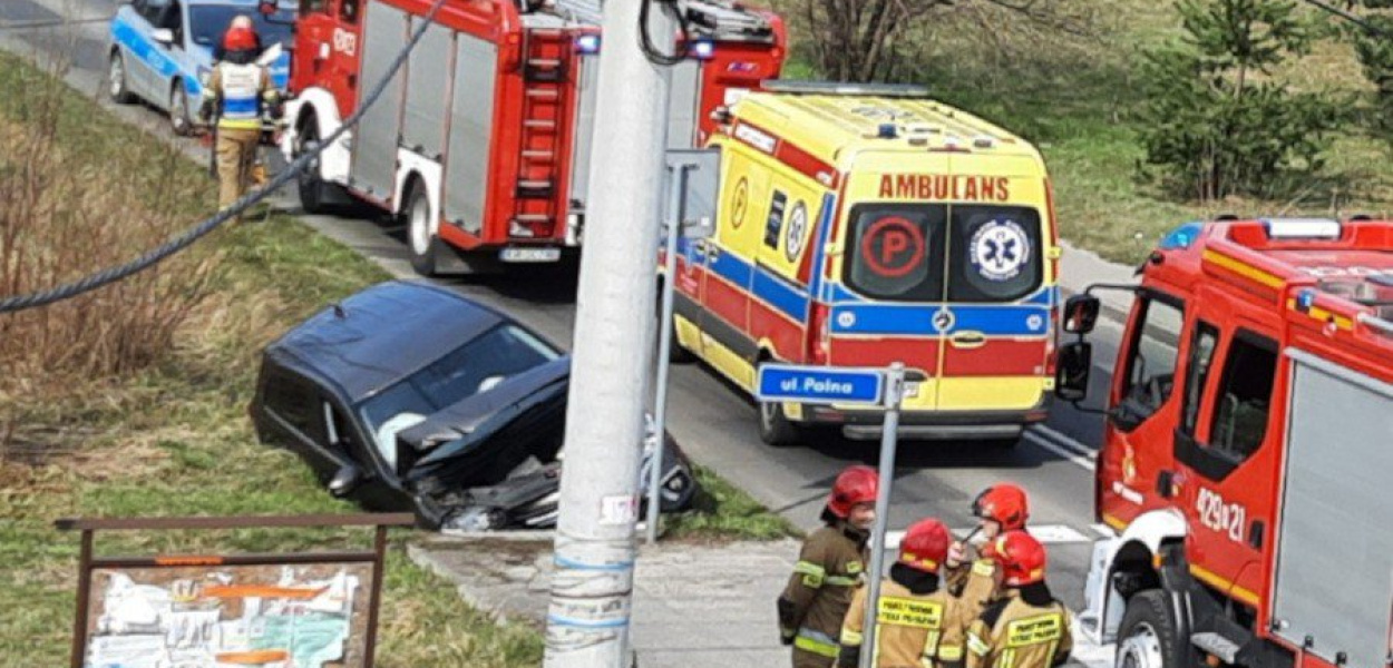 Jadąca ul. Chrzanowską kobieta wpadła do rowu uderzając w betonowy przepust. FOT. nadesłane przez Czytelnika