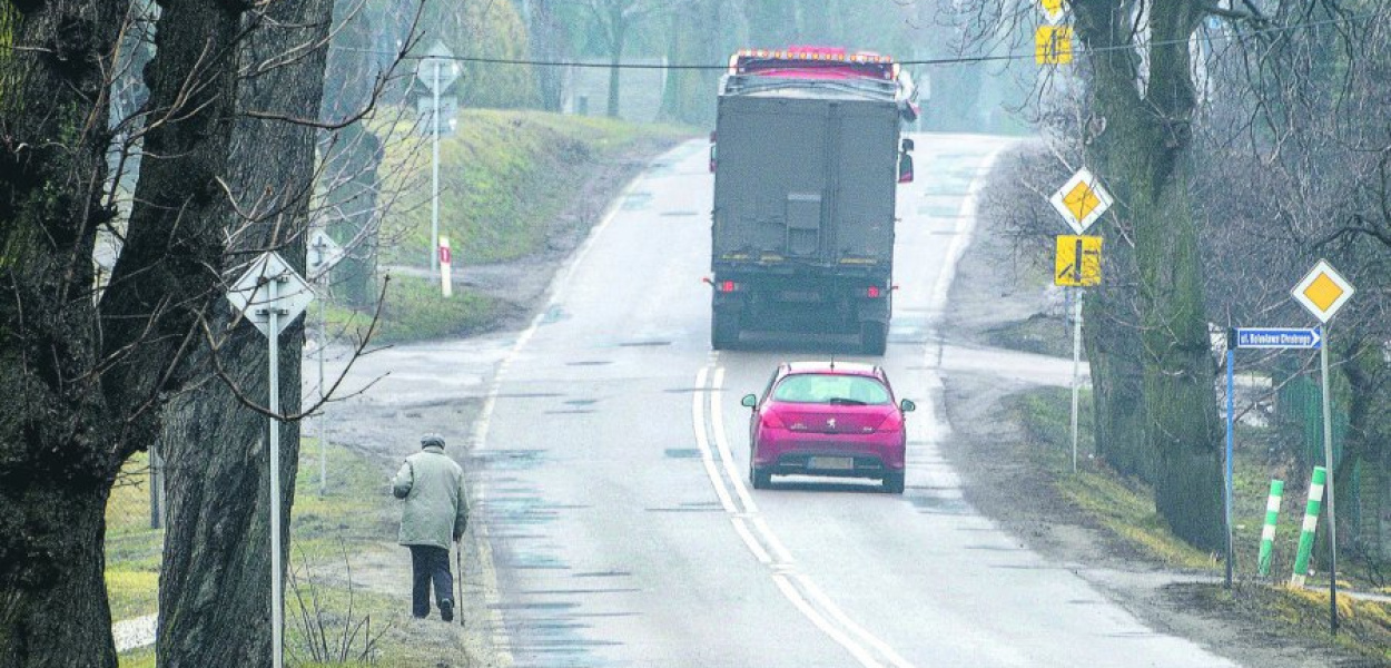 Na Sobieskiego w Płazie piesi muszą chodzić wąskim poboczem