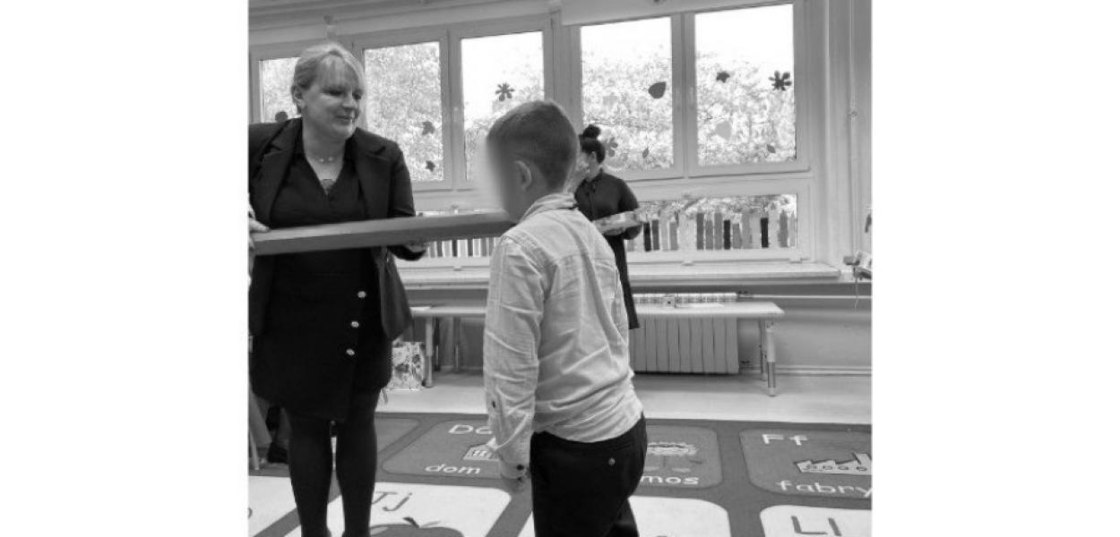 Monika Bendkowska podczas uroczystości pasowania na przedszkolaka. Zdjęcie z oficjalnej strony SP w Pogorzycach