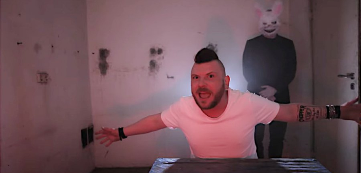 Zdjęcie z clipu do piosenki &quot;Panta rhei&quot; projektu SADYSTA. Tomasz Czuper w roli wokalisty