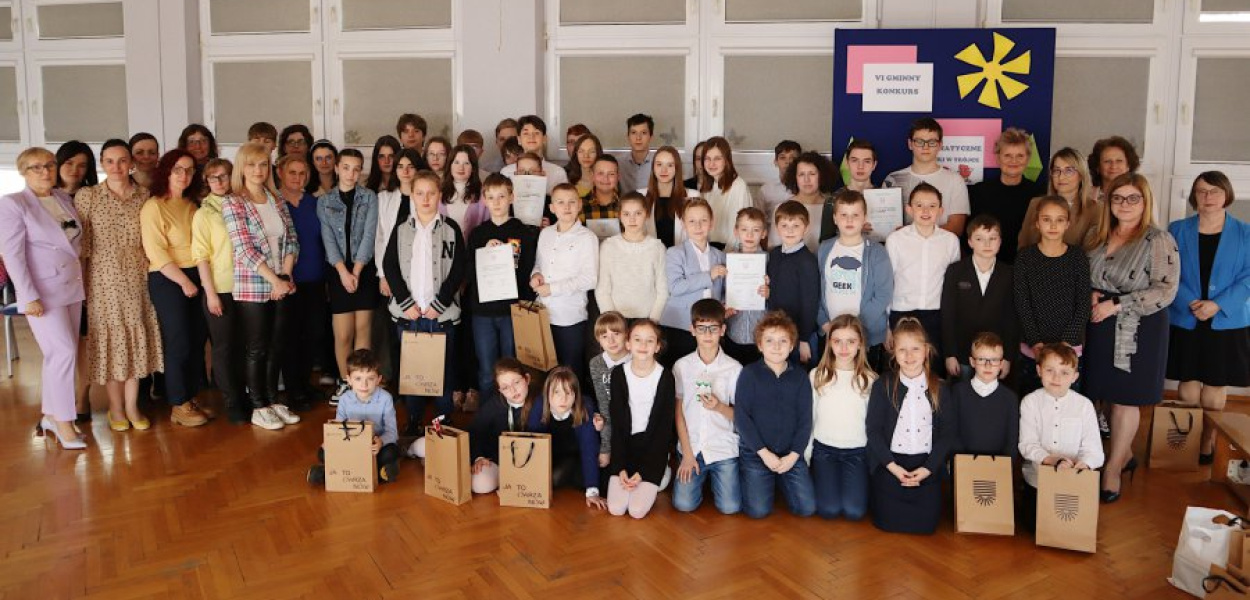 Uczestnicy konkursu matematycznego w SP nr 3 w Chrzanowie z nauczycielami i wiceburmistrz Jolantą Zubik (pierwsza z lewej)