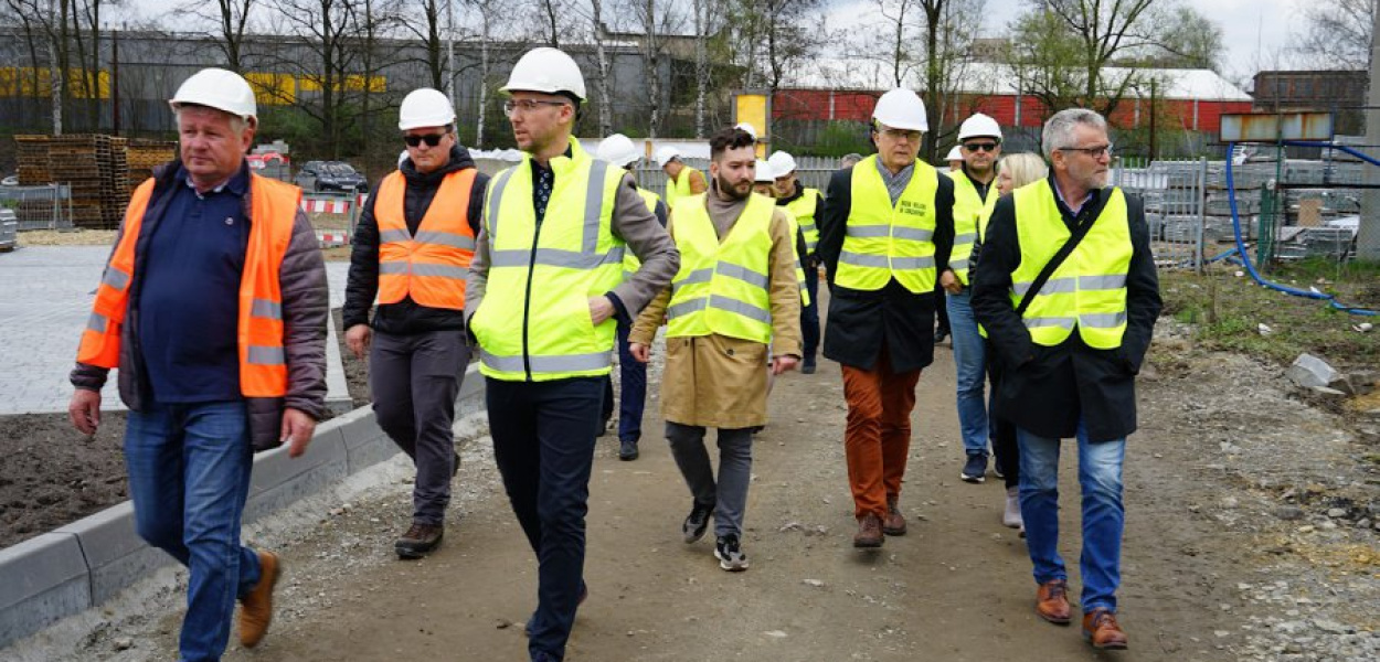 Radni z komisji edukacji razem z burmistrzem Robertem Maciaszkiem oglądali modernizowany ośrodek rekreacyjno-sportowy na osiedlu Kąty w Chrzanowie