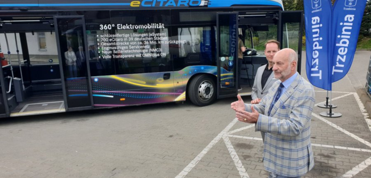 Marek Dyszy przewodniczący ZKKM Chrzanów oraz Aleksander Skrzypczak dyrektor działu sprzedaży autobusów miejskich i zamówień publicznych Mercedes-Benz przy elektrycznym autobusie