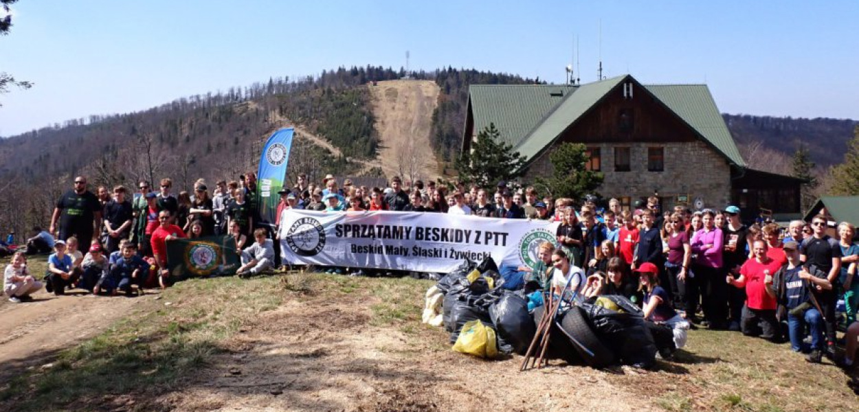 Uczestnicy akcji sprzątania Beskidów. FOT. Gabriela Dzedzyk i Remigiusz Lichota
