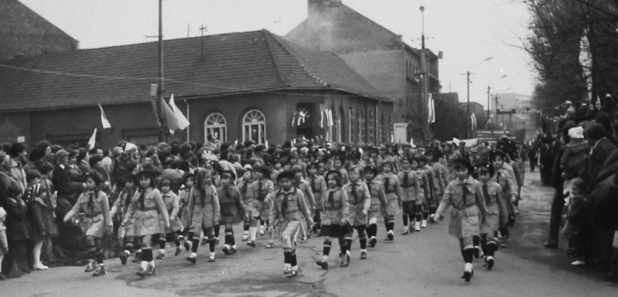 Pochód pierwszomajowy w w 1980 r. w Krzeszowicach. Fot. Ryszard Styrylski, z archiwum Wojciecha Styrylskiego