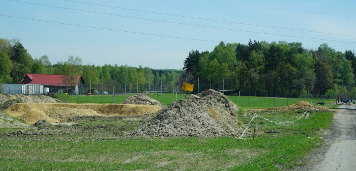 Rozpoczęta budowa pumptracka przy Chrzanowskiej w Regulicach