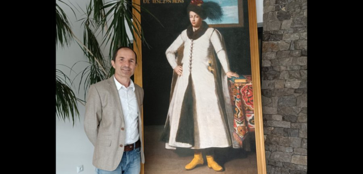 Grzegorz Stępowski przy reprodukcji portretu Stanisława Tęczyńskiego w krzeszowickiej bibliotece. FOT. Stowarzyszenie Ratuj Tenczyn