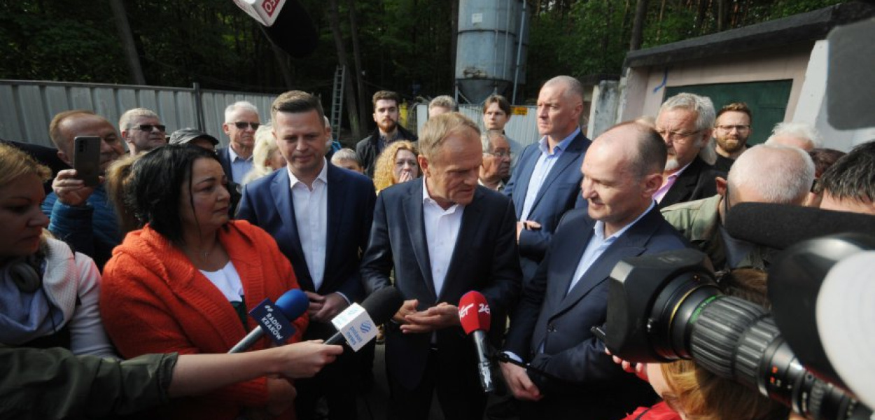 Donald Tusk na trzebińskim osiedlu Gaj. Z lewej wicestarosta chrzanowski Bartłomiej Gębala, z prawej poseł PO Marek Sowa