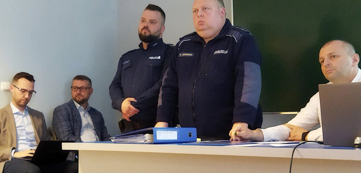 Zebranie mieszkańców osiedla Stara Huta w Chrzanowie. Od lewej: burmistrz Robert Maciaszek, Szymon Wyrwik z Wodociągów Chrzanowskich, st. sierż. Kamil Wajda, mł. asp. Marek Głowacz i przewodniczący osiedlowej rady Marcin Wrzeszcz