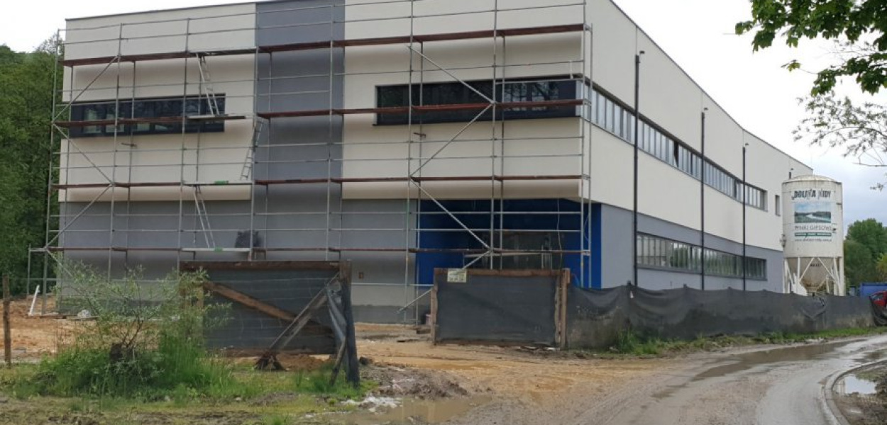 Budowa nowej siedziby WiK w Krzeszowicach skończy się z początkiem 2024 r.